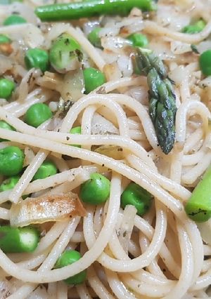 Una foto de Pasta integral con espárragos verdes y guisantes
