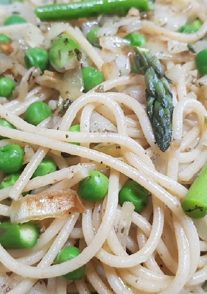 Una foto de Pasta integral con espárragos verdes y guisantes