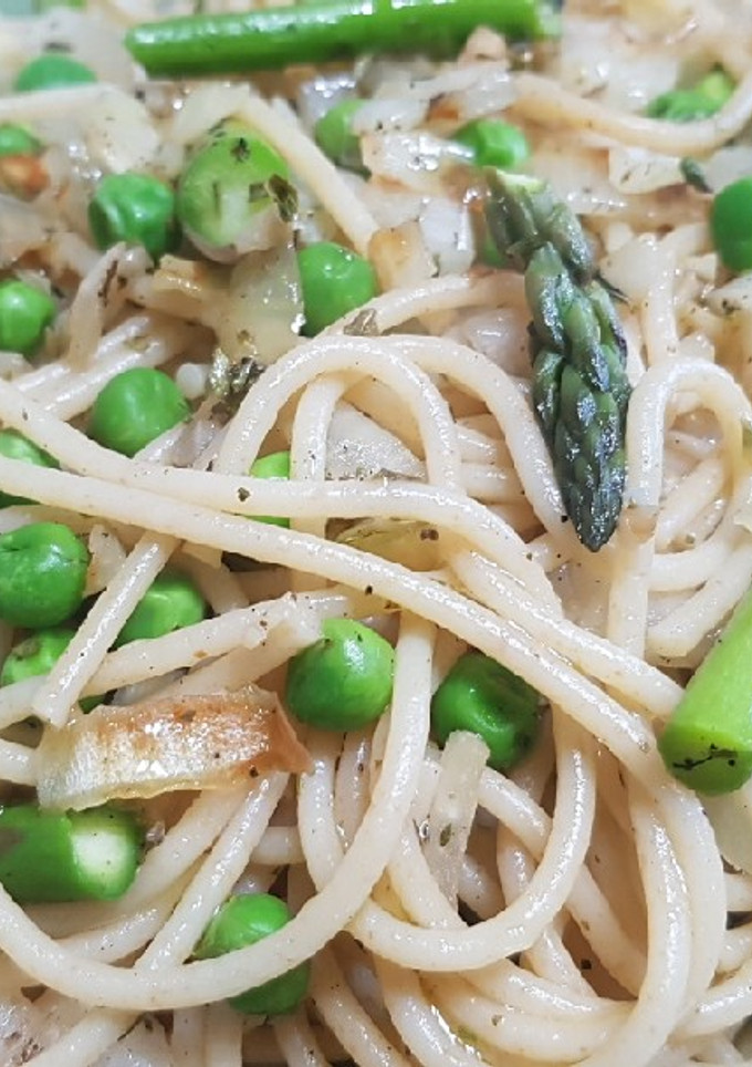 Una foto de Pasta integral con espárragos verdes y guisantes