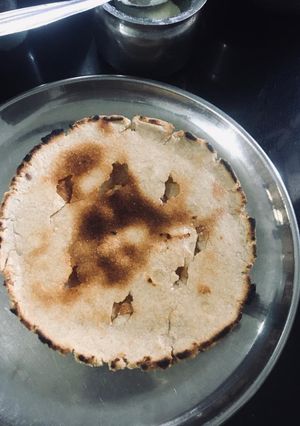 મલ્ટીગ્રેન ભાખરી (Multigrain Bhakri Recipe In Gujarati) રેસીપી મુખ્ય ફોટો