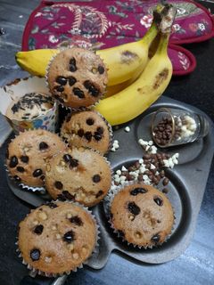 બનાના ચોકલેટ ચીપ્સ એગલેસ મફીન કપ કેક(Banana Chocolate Chips Eggless Muffin Cake Recipe In Gujarati) રેસીપી મુખ્ય ફોટો