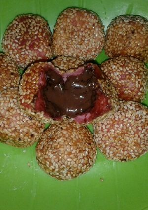 Foto resep Onde Rasa Strawberry isi Cokelat