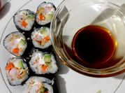 Una foto de arroz camarón sushi