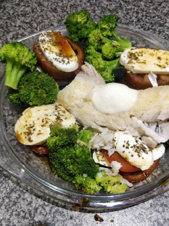Una foto de Merluza al vapor con ensalada de Mozzarella y brócoli