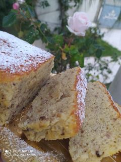 Foto di Banana cake o banana bread con cioccolato e frutti di bosco