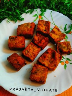 खमंग- खुसखुशीत कोथिंबीर वडी(Kothimbir vadi recipe in Marathi) रेसिपी चे मुख्य फोटो