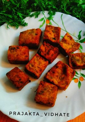 खमंग- खुसखुशीत कोथिंबीर वडी(Kothimbir vadi recipe in Marathi) रेसिपी चे मुख्य फोटो 