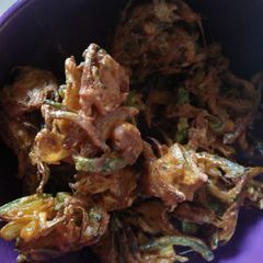 A picture of Onion pakoda.