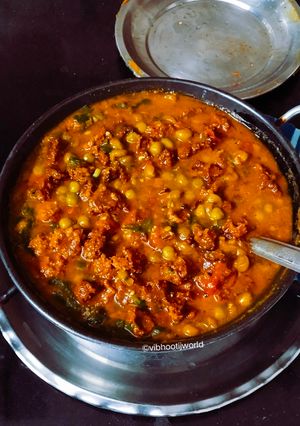बड़ी मटर टमाटर की सब्जी (vadi matar tamatar ki sabzi recipe in Hindi) रेसिपी मुख्य फोटो