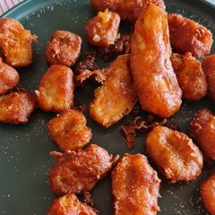 A picture of Pisang Goreng (Banana fritters).