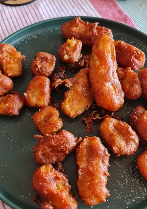 A picture of Pisang Goreng (Banana fritters).