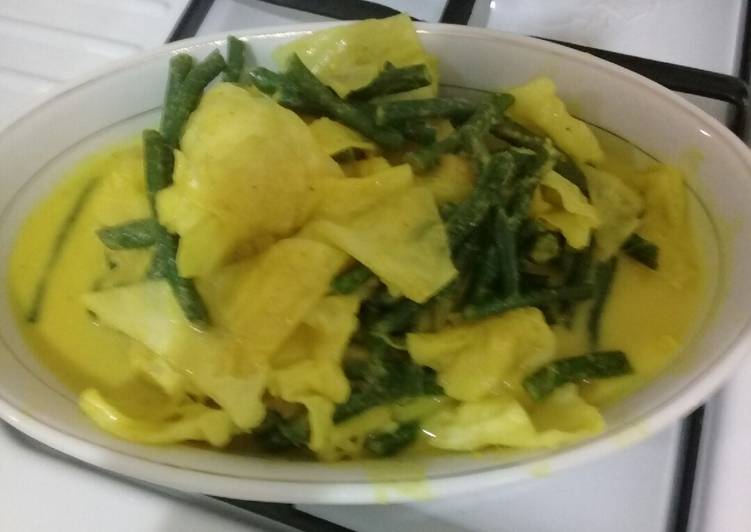 Gulai kacang panjang kol