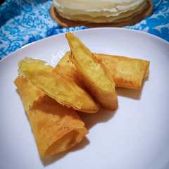 A picture of Lumpia kacang hijau keju.