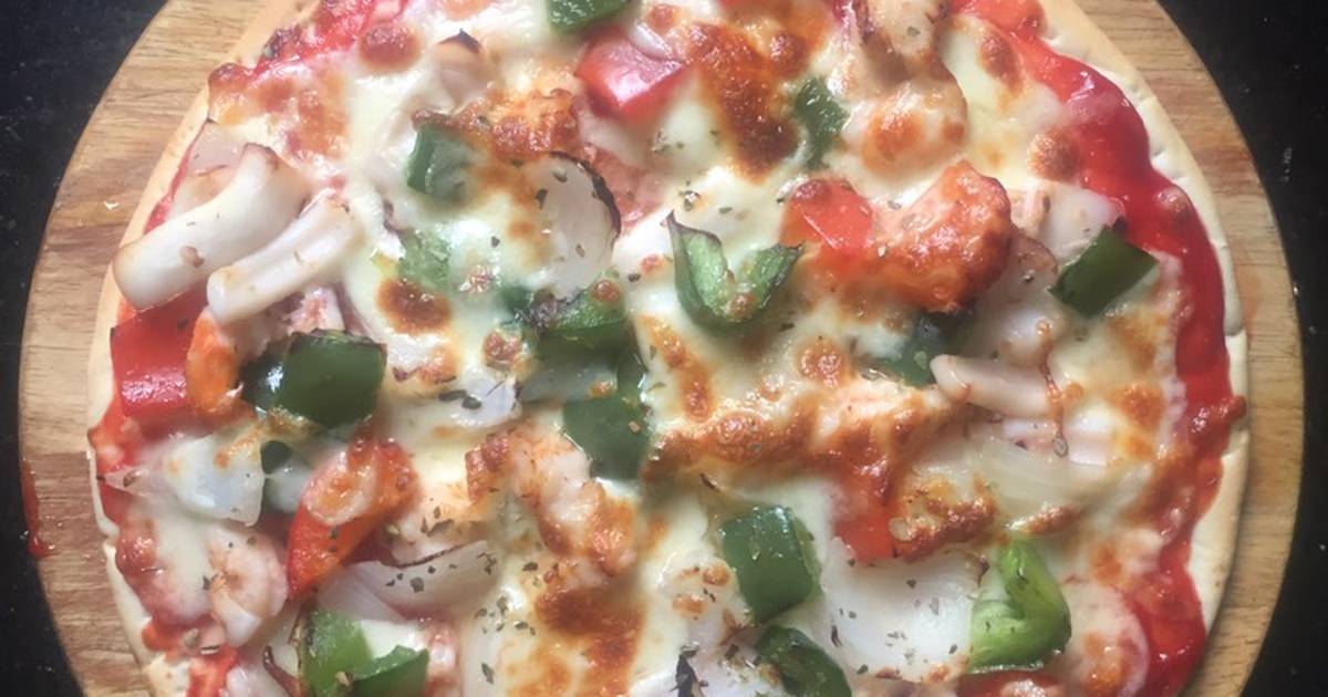 Cách làm bánh pizza bằng đế có sẵn để bánh không bị cháy khi nướng?
