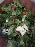 Ensalada mediterránea, con hojitas de beterraga