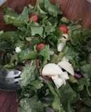 Ensalada mediterránea, con hojitas de beterraga