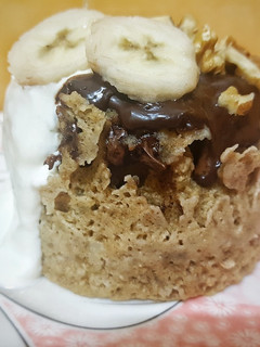 Una foto de Mug cake banana bread con chocolate