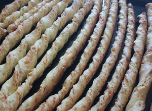 Una foto de Palitos de queso y orégano 👌