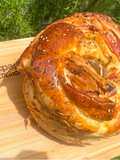 Rosca trenzada rellena de jamón y queso
