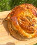 Rosca trenzada rellena de jamón y queso
