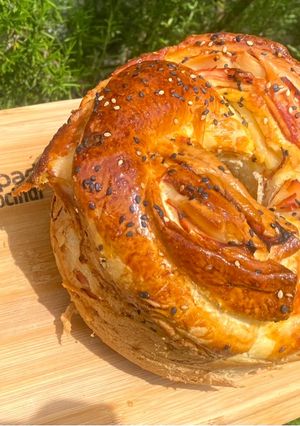 Una foto de Rosca trenzada rellena de jamón y queso