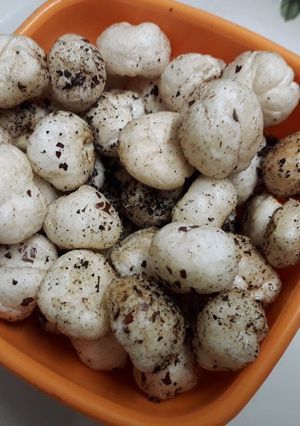 A picture of Roasted makhana.