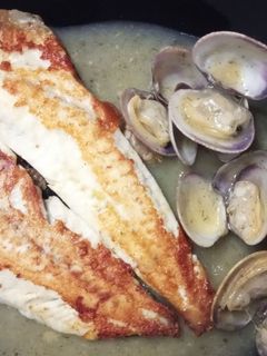 Una foto de Rodaballo a la Plancha con Almejas en Salsa Verde