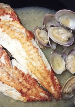 Una foto de Rodaballo a la Plancha con Almejas en Salsa Verde