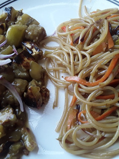 Una foto de Fideos fritos con berenjenas doradas en salsa de naranja