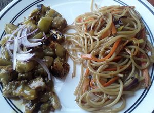 Una foto de Fideos fritos con berenjenas doradas en salsa de naranja