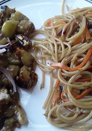 Una foto de Fideos fritos con berenjenas doradas en salsa de naranja