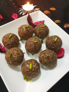अलसी ड्राई फ्रूट्स लड्डू (alsi dry fruits ladoo recipe in Hindi) रेसिपी मुख्य फोटो