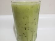 Una foto de batido de piña y kiwi