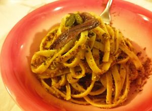Foto di Spaghetti con acciughe, capperi, pinoli e pangrattato 🍝