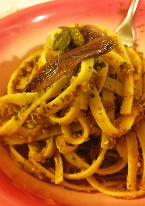 Foto di Spaghetti con acciughe, capperi, pinoli e pangrattato 🍝