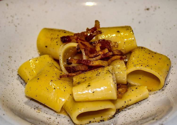 Mezzi paccheri alla carbonara con spumoso di tuorli e guanciale