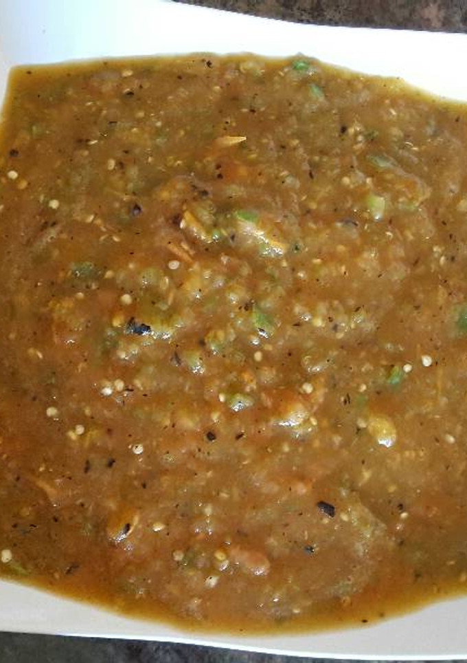 Una foto de Salsa de jitomates semimaduros, asados