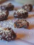 Bombones de dátil con coco y avellanas