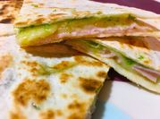 Una foto de quesadillas de jamón y queso