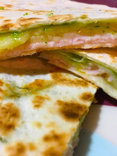 Una foto de Quesadillas de jamón york queso y pesto