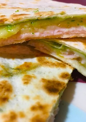 Una foto de Quesadillas de jamón york queso y pesto