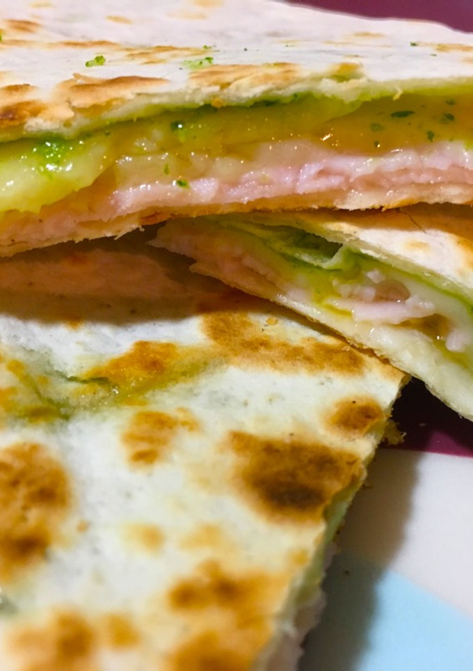 Una foto de Quesadillas de jamón york queso y pesto