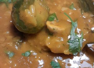 Una foto de Sopa de zapallo, hongos y zapallitos de Bruselas