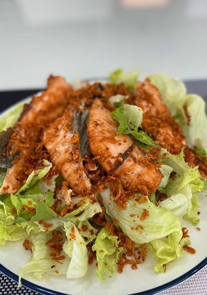 A picture of Easy Menu Clean#3Iceberg Lettuce with Fish.