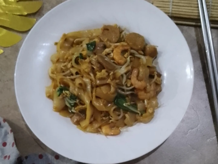 Langkah Mudah untuk Menyiapkan Resep Kwetiau goreng solaria yang Uenak Anti Ribet, Mantap