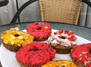 Una foto de donas con crema