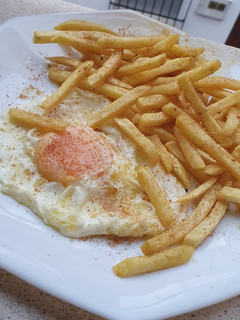 Una foto de Huevos con patatas pimentado