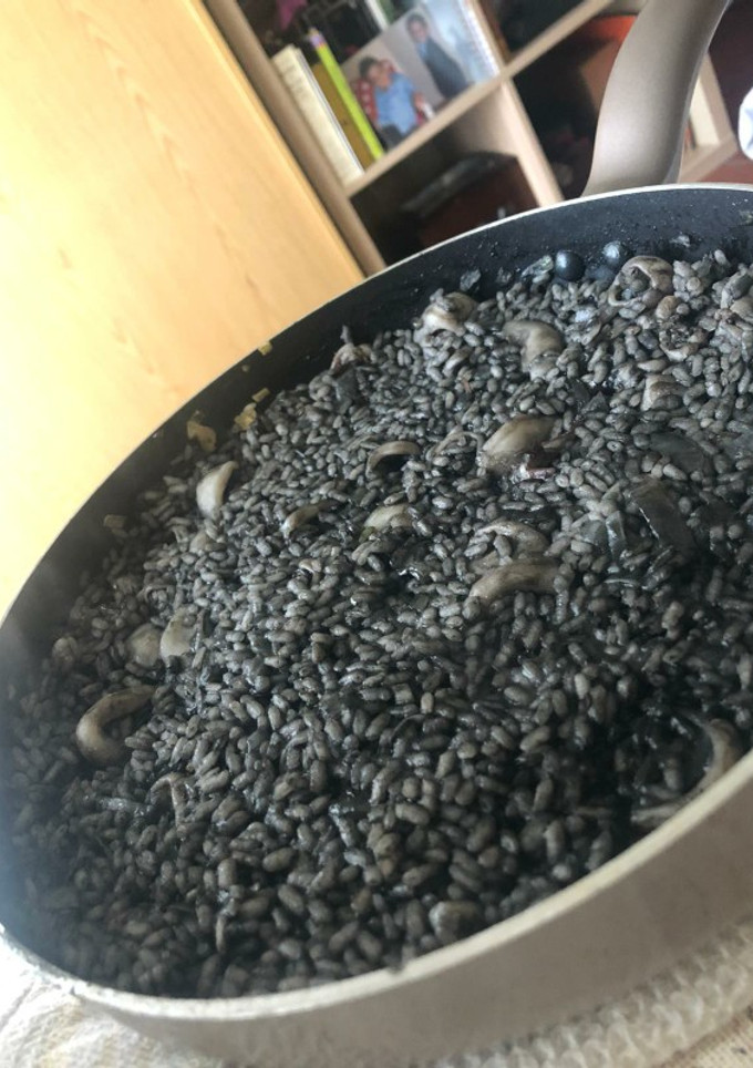Una foto de Arroz negro con calamares