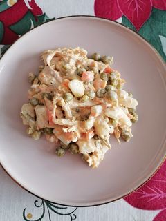 Una foto de Ensalada rusa con pollo 🤩🤤
