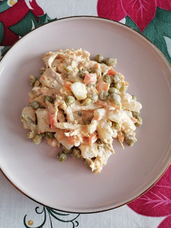 Una foto de Ensalada rusa con pollo 🤩🤤